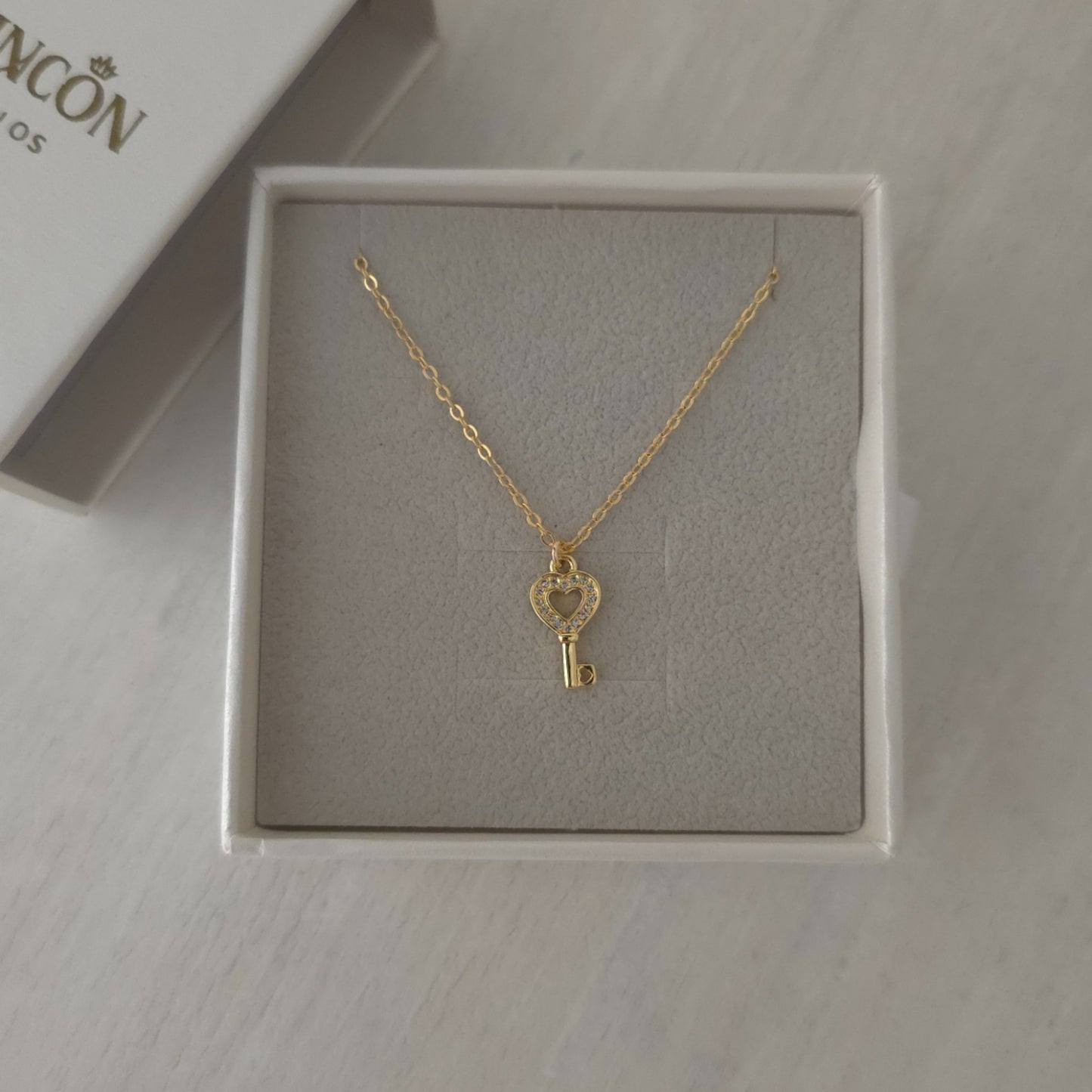 COLLAR LLAVE DE CORAZÓN BAÑO DE ORO