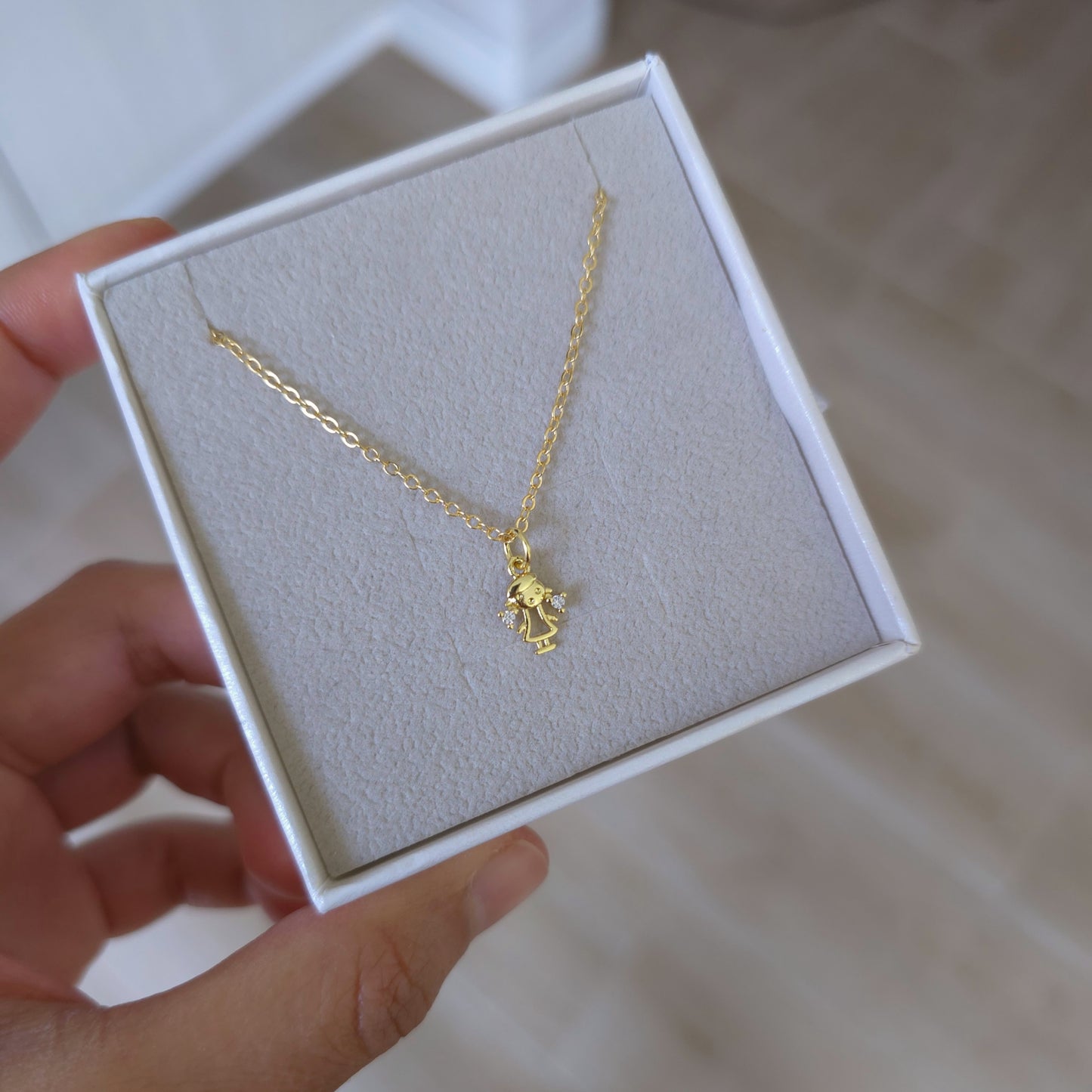 COLLAR CON COLGANTE NIÑO/A